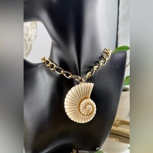 Gold Shell Pendant Necklace (18+3)